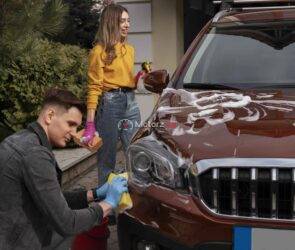 Lave et Cire son Auto à la Maison